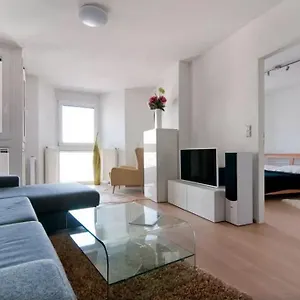 Cosy In Perfect Location Apartment